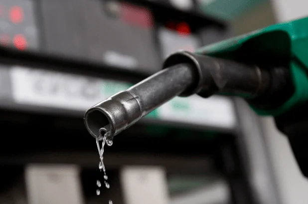 Gobierno dispone aumento de RD$3 pesos a gasolinas premium y regular
