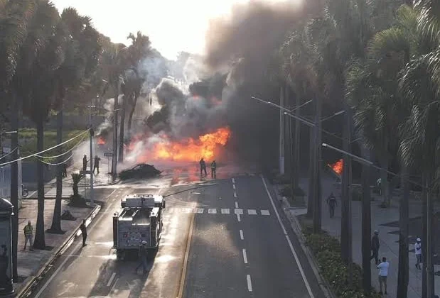 Autoridades reportan dos muertos tras incendio de camión en la avenida George Washington