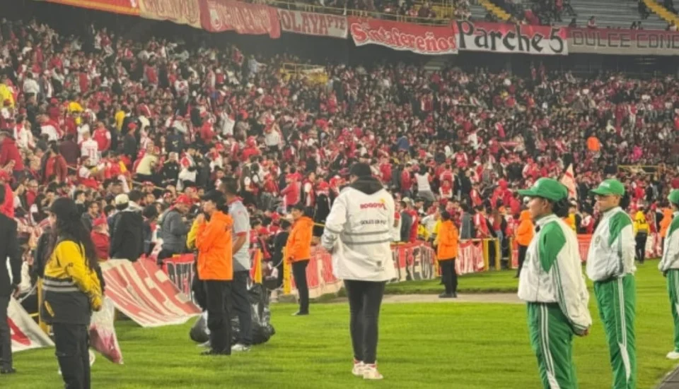¡Violencia en El Campín! Pelea entre hinchas de Santa Fe y América de Cali obliga a suspender partido