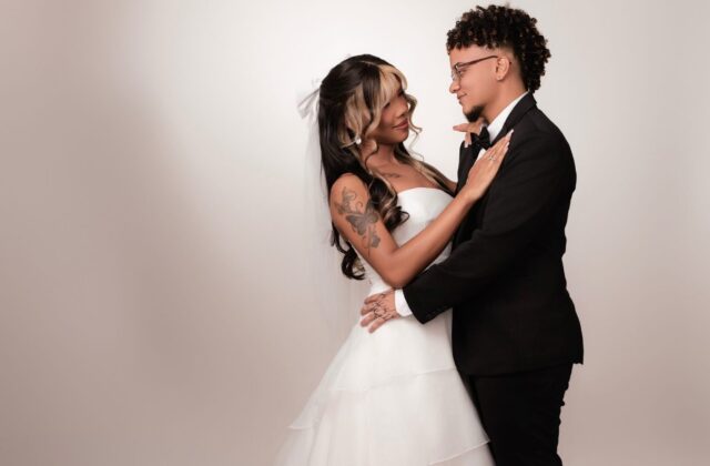 Pareja trans causa revuelo tras legalidad de su casamiento