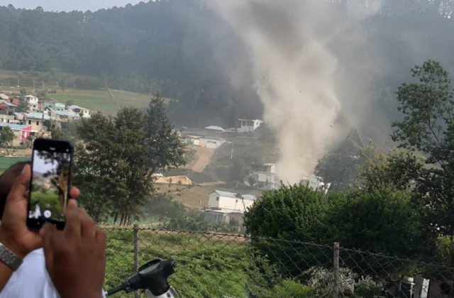 Un fuerte remolino sorprende a residentes en Constanza y deja algunas viviendas afectadas