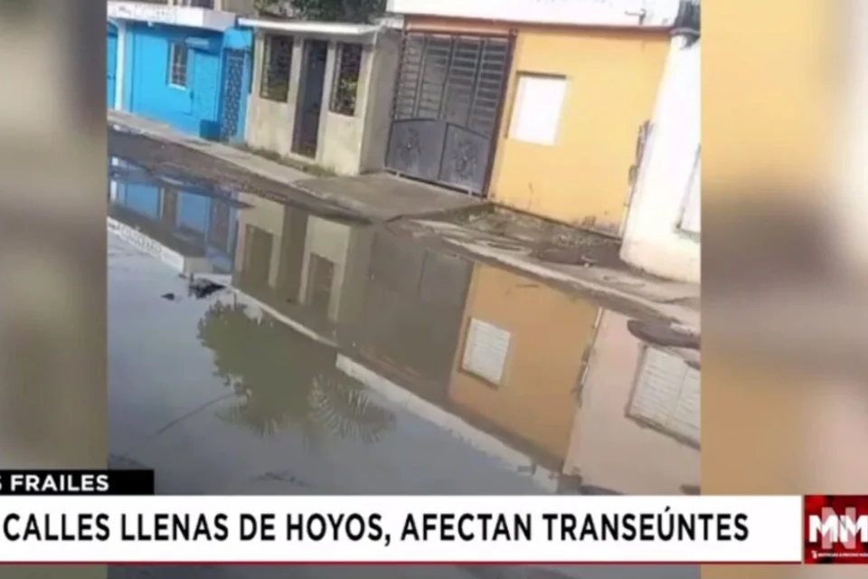Imagen relacionada: residentes denuncian calles llenas hoyos