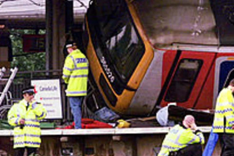 Segundo tren descarrila en Inglaterra en 24 horas