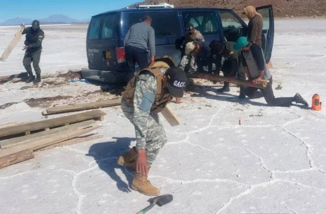 Militares rescatan a dos turistas franceses atrapados por una nevada en el salar de Uyuni