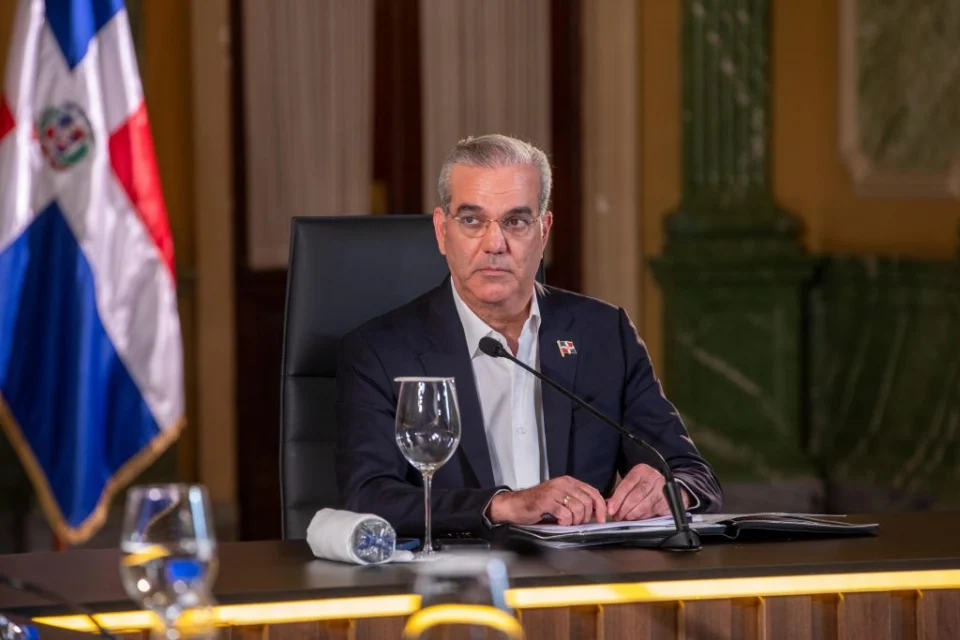 Gobierno busca “bajen los precios” de las telecomunicaciones y generar mayor competencia, afirma Abinader