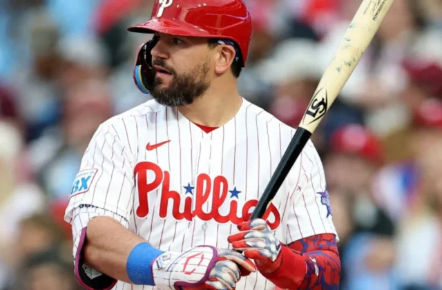 Schwarber pone la magia en el regreso del béisbol al Campo de los Sueños