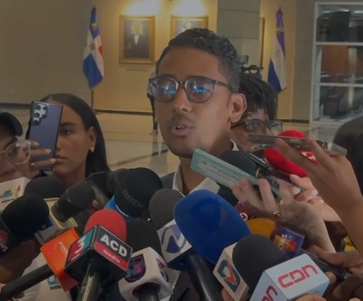 Allanan y arrestan a familiares del exempleado de Senasa, Ángel Luis Guzmán