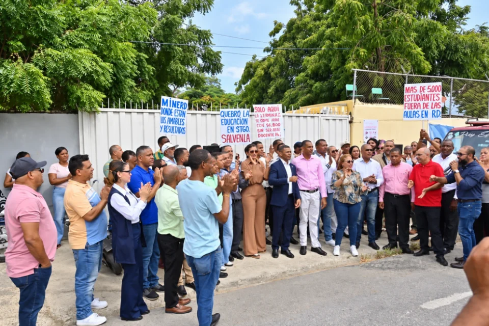 FP pide declarar a Santiago en estado de emergencia educativa ante deterioro y paralización de escuelas