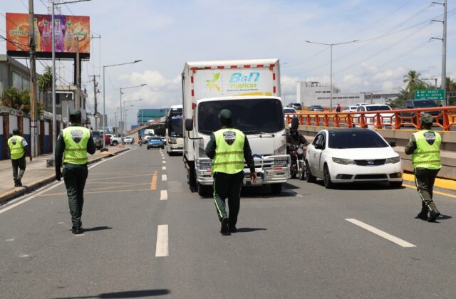 INTRANT y DIGESETT fiscalizan 41 vehículos pesados por transitar en carril izquierdo