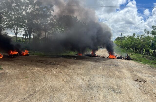 Mal estado de carretera y apagones genera protestas en SGB