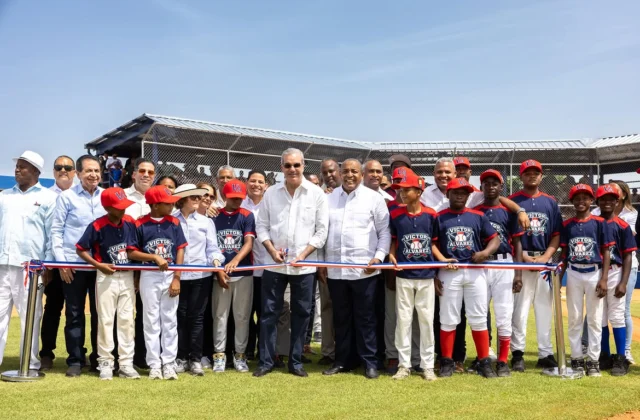 Abinader inaugura campo de béisbol en Pizarrete, Peravia, tras 26 años de espera