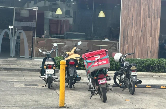 “Un mal necesario”: los motoristas cuentan por qué siguen dominando las calles de RD