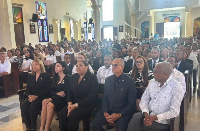 Yeni Berenice acompaña a familiares del magistrado Juan Gil Lazala durante sus honras fúnebres