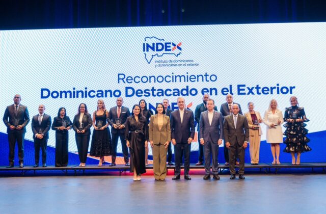 Abinader reconoce a 14 dominicanos destacados en Estados Unidos