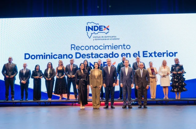 Abinader reconoce a 14 dominicanos destacados en Estados Unidos