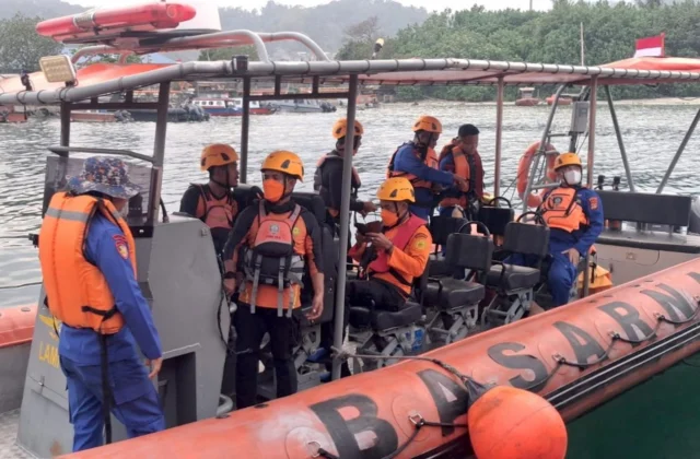 Indonesia busca a ocho desaparecidos que viajaban en lancha al volcán Anak Krakatoa