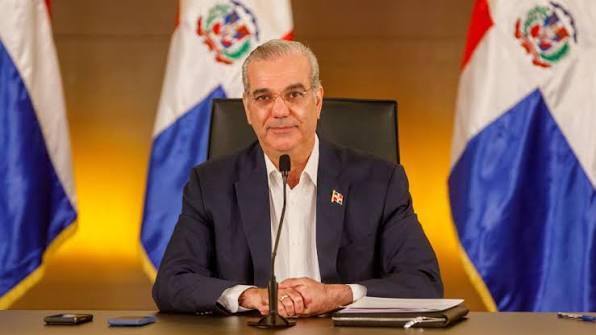 Abinader felicita a los cinco jóvenes otorgan a RD el récord Guinness de lectura