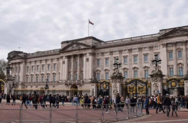 Palacio Buckingham desmiente acusaciones del hermano de princesa Diana contra Carlos III