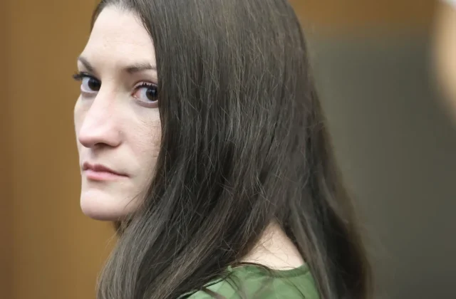 #Mundo:El abogado de Lindsey Clancy revela que un solo miembro del jurado evitó que fuera declarada no culpable de matar a sus 3 hijos...