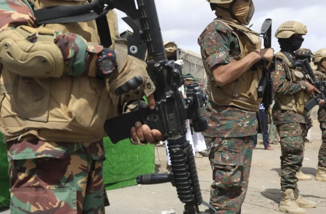 #Mundo:Los hutíes toman la ciudad portuaria de Moca y se posicionan cerca del estrecho de Bab el Mandeb, clave para el comercio mundial #FVDigital