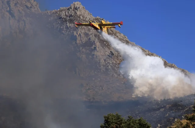 #Mundo:Varios incendios se extienden por la turística Costa Amalfitana y obligan a evacuar unas instalaciones vacacionales #FVDigital