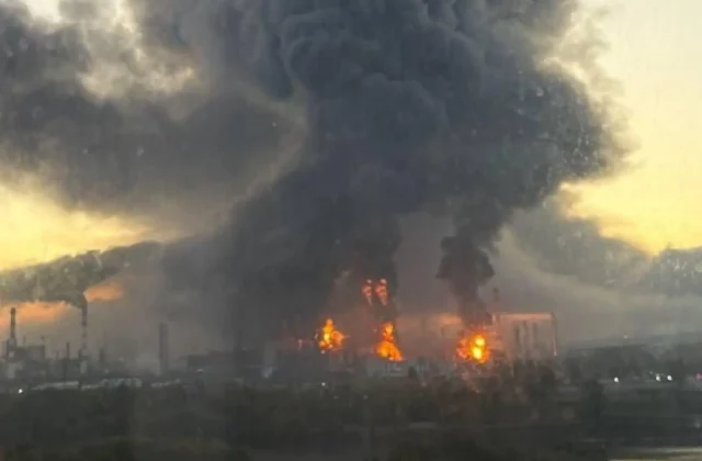 #Mundo:Ucrania lanza el mayor ataque con drones contra Moscú: al menos dos muertos y una refinería de petróleo dañada #FVDigital