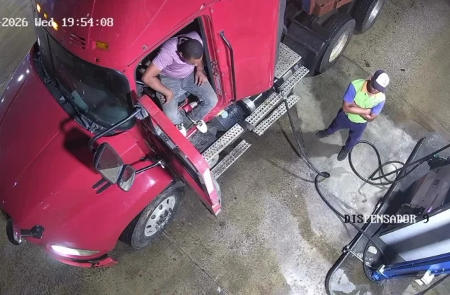 Denuncian presunto atraco en estación de combustible NEXT en autopista 6 de Noviembre