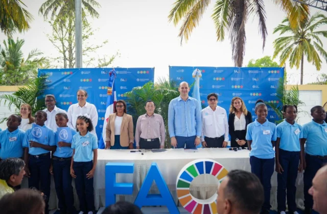 Director de la FAO visita escuela en Monte Plata para impulsar alimentación escolar sostenible