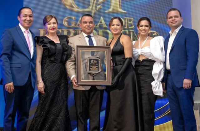 Doctor Julio Landrón de la Rosa recibe reconocimiento del Colegio Dominicano de Periodistas en Sánchez Ramírez