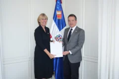 El canciller Víctor -Ito- Bisonó recibe las Copias de Estilo de las Cartas Credenciales de la nueva embajadora designada por el Reino de los Países Bajos