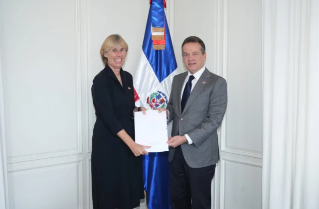 El canciller Víctor -Ito- Bisonó recibe las Copias de Estilo de las Cartas Credenciales de la nueva embajadora designada por el Reino de los Países Bajos