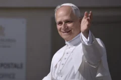 El papa León XIV ejerce su voto por correo en elecciones de EE.UU.