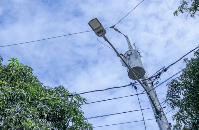 Energía y Minas lleva electricidad a 121 familias de El Mogote y anuncia nuevas obras eléctricas en Monte Plata