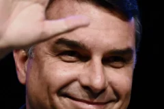 Flávio Bolsonaro llega a Miami tras abandonar Brasil tras elecciones
