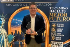 Iván Ruiz recibe premio en Miami por su destacada trayectoria y serie «La Familia Espejo»