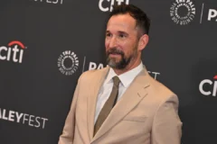 Noah Wyle es nombrado el hombre más sexy del mundo en 2026