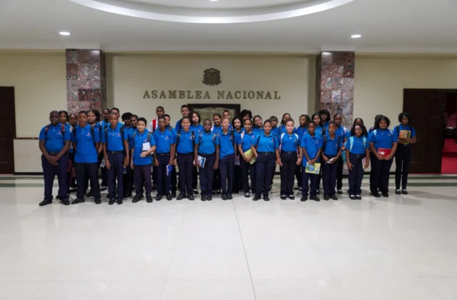 Senado recibe a estudiantes del Colegio Fénix en visita guiada al Congreso Nacional